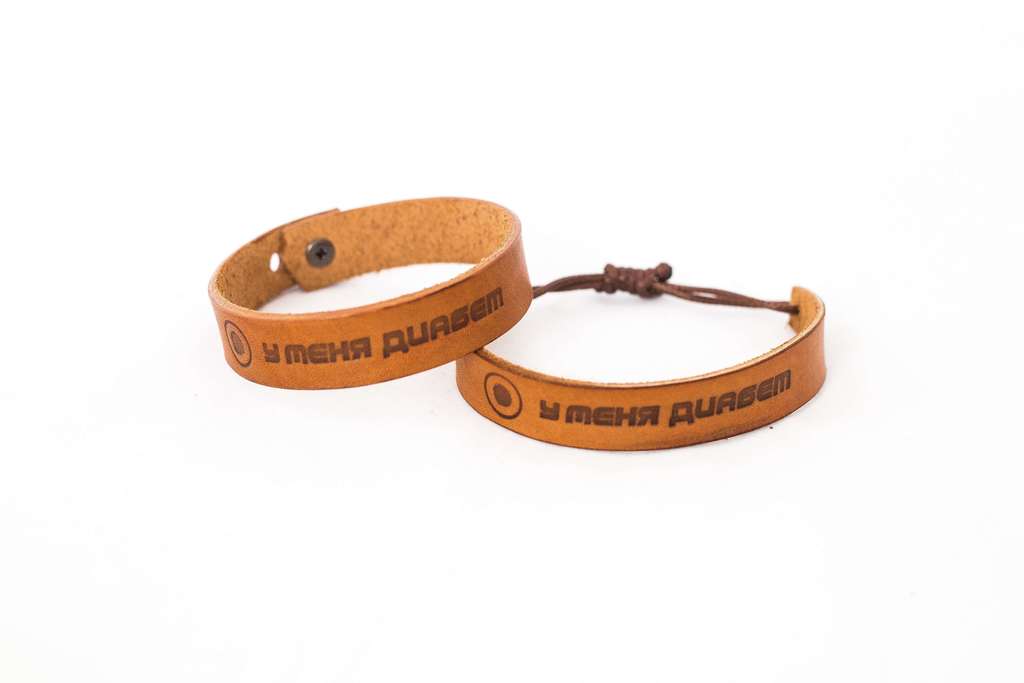 Стильный кожаный браслет с надписью: «У меня диабет»
