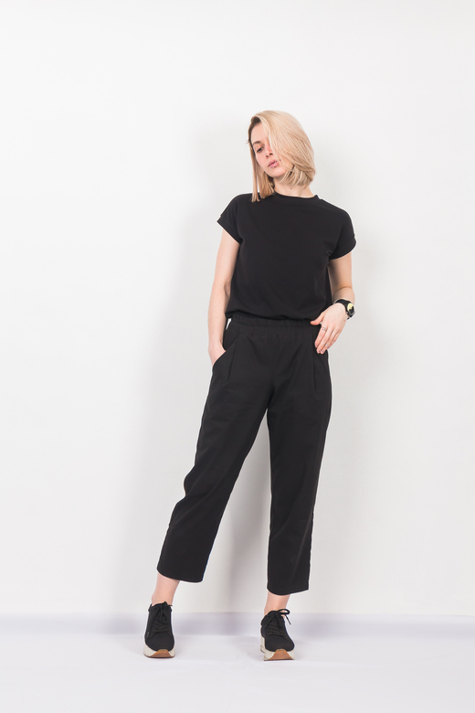 Базовая футболка чёрного цвета