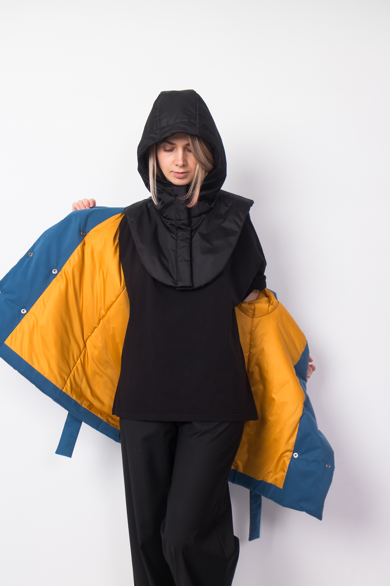 Съёмный капюшон чёрного цвета