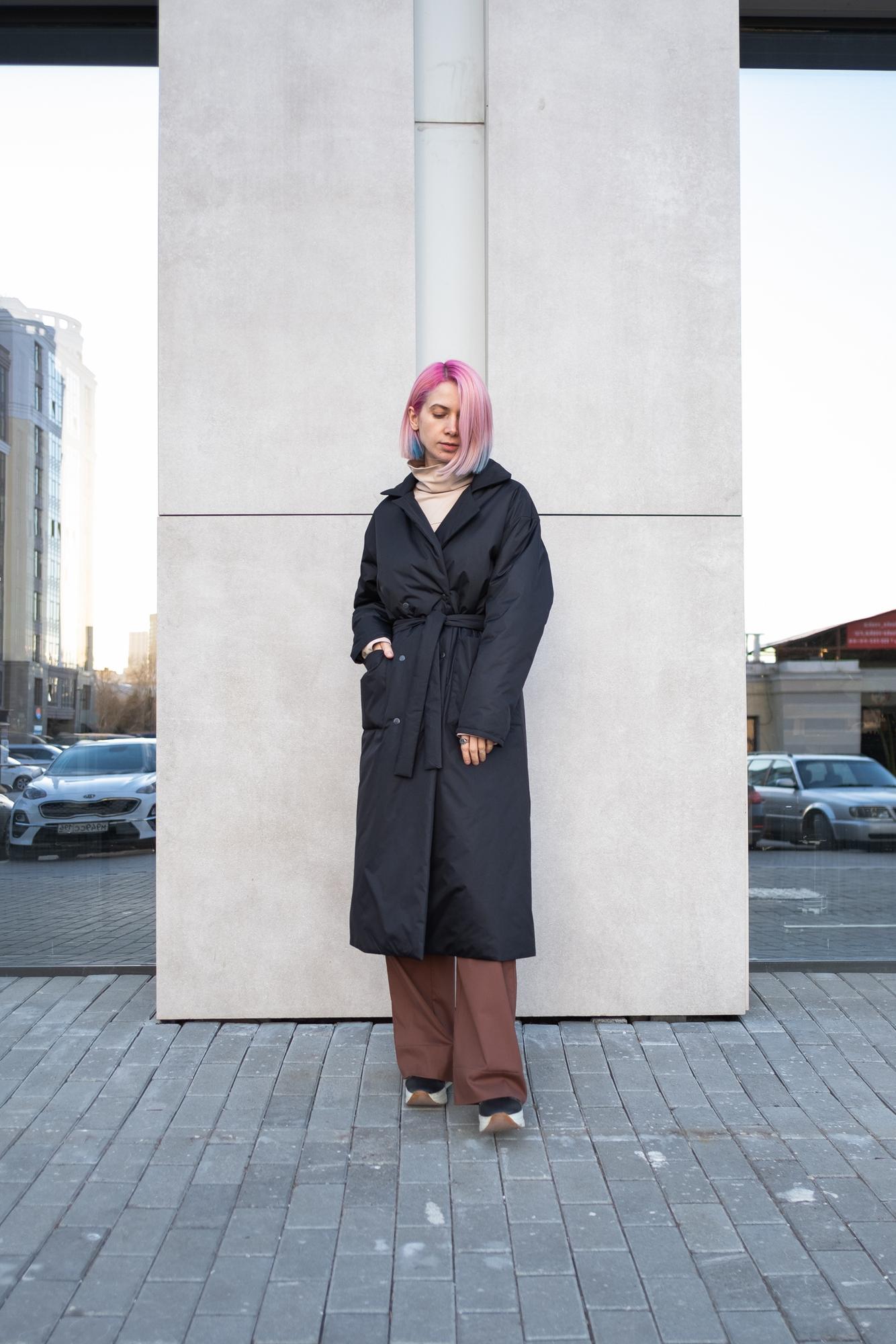 Весеннее пальто с отложным воротником чёрного цвета