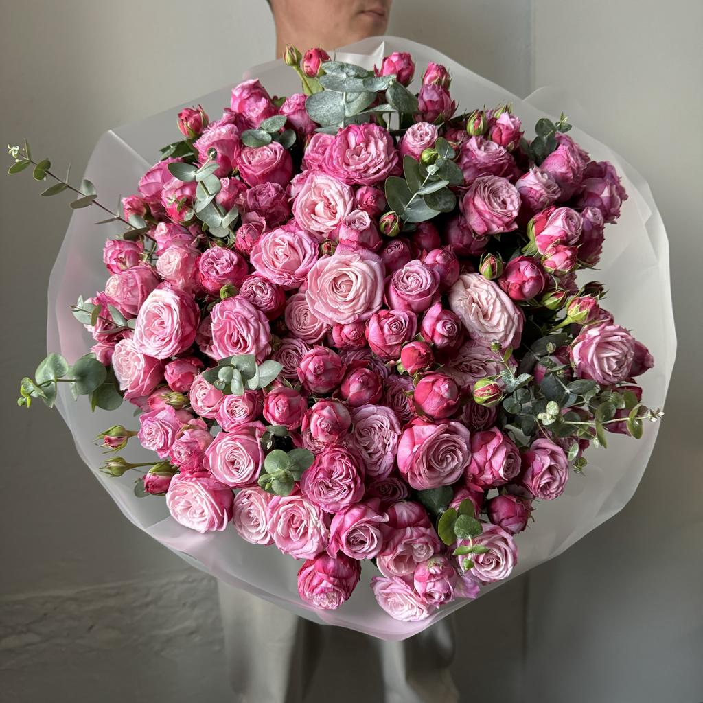 РОЗА КУСТОВАЯ ЛЕДИ БАМБАСТИК С ЭВКАЛИПТОМ