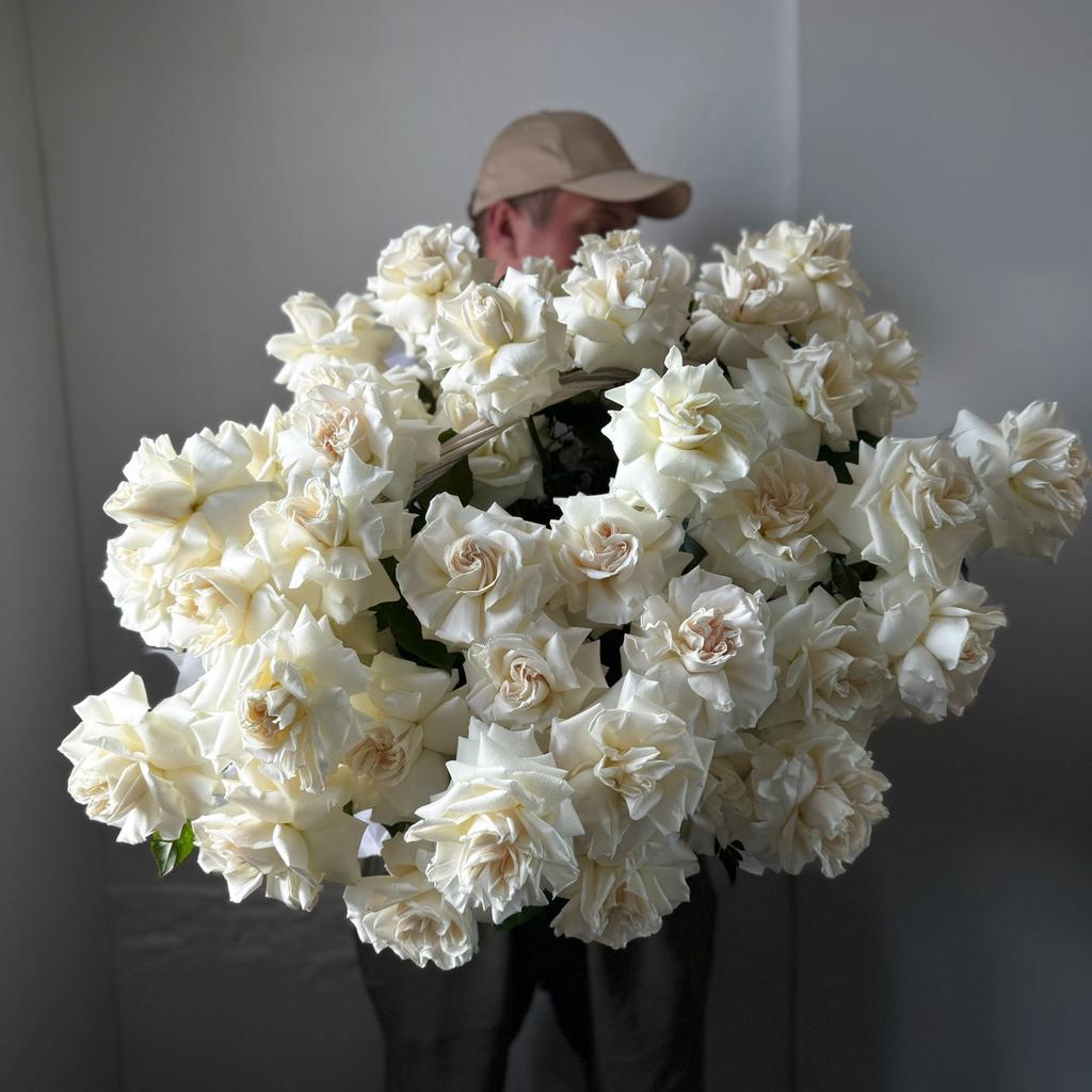 КОРЗИНА БЕЛЫХ ФРАНЦУЗКИХ РОЗ