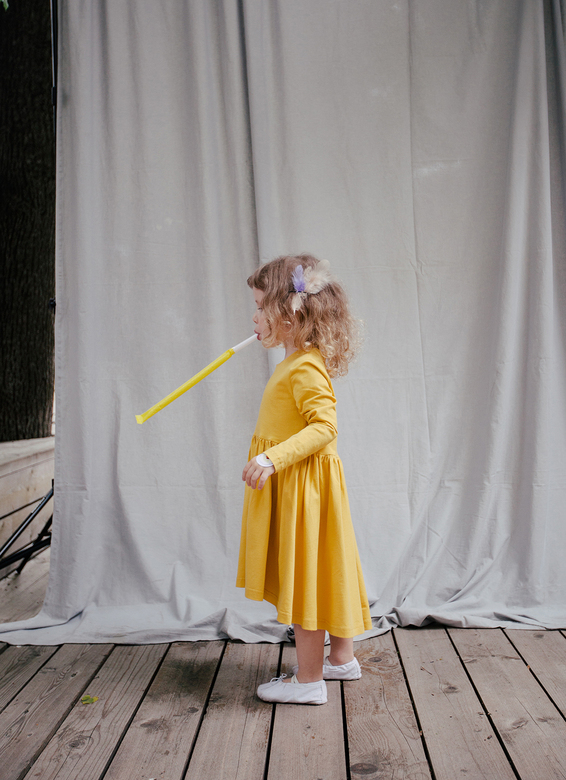 Платье пряная горчица с пышной юбкой и асимметричным подолом