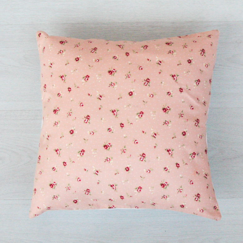 Подушка "Цветочная персиковая"