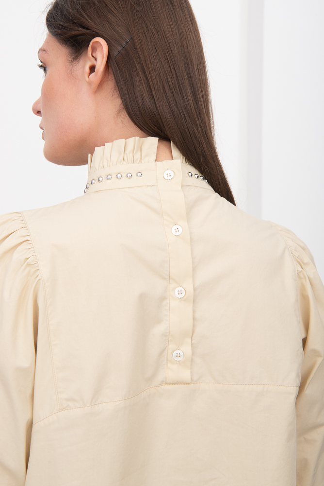TELA Рубашка из плотного хлопка оттенка сливок с воротником-стойкой и декором клепками