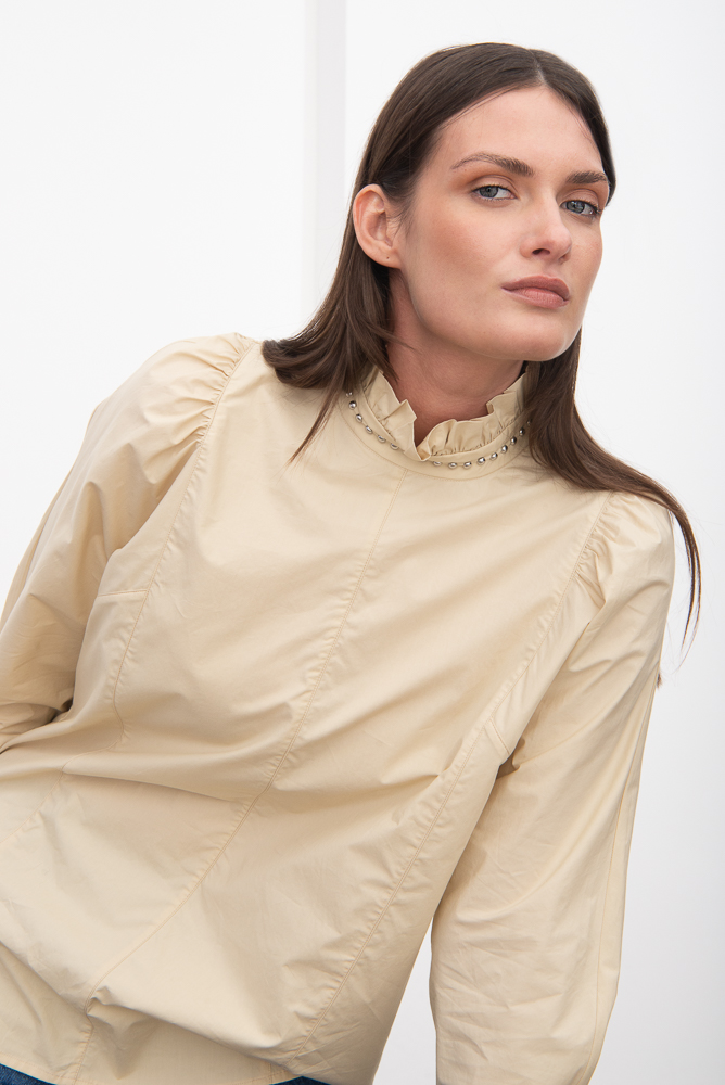TELA Рубашка из плотного хлопка оттенка сливок с воротником-стойкой и декором клепками