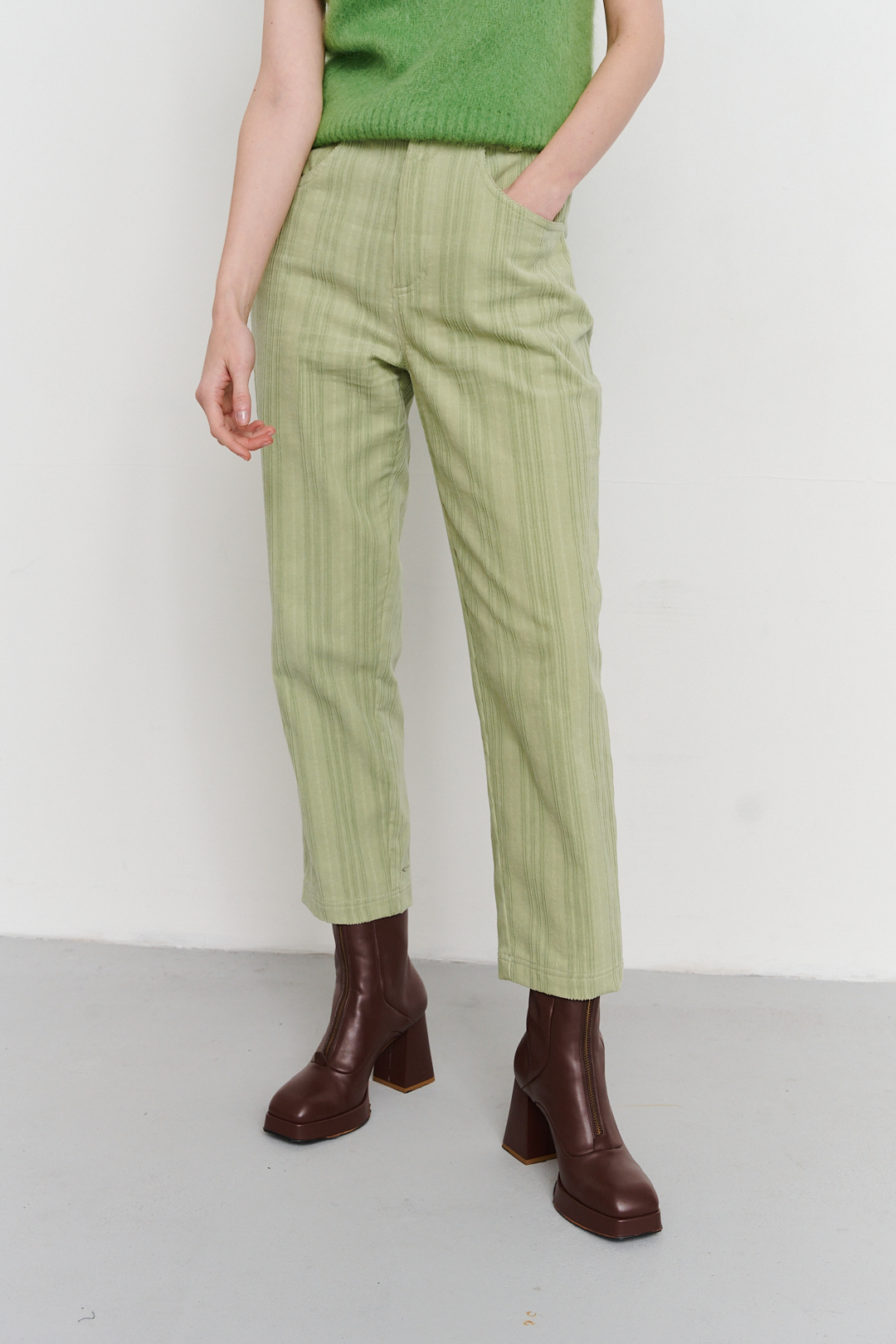 TELA Брюки из фактурного кордового вельвета оттенка салатного листа