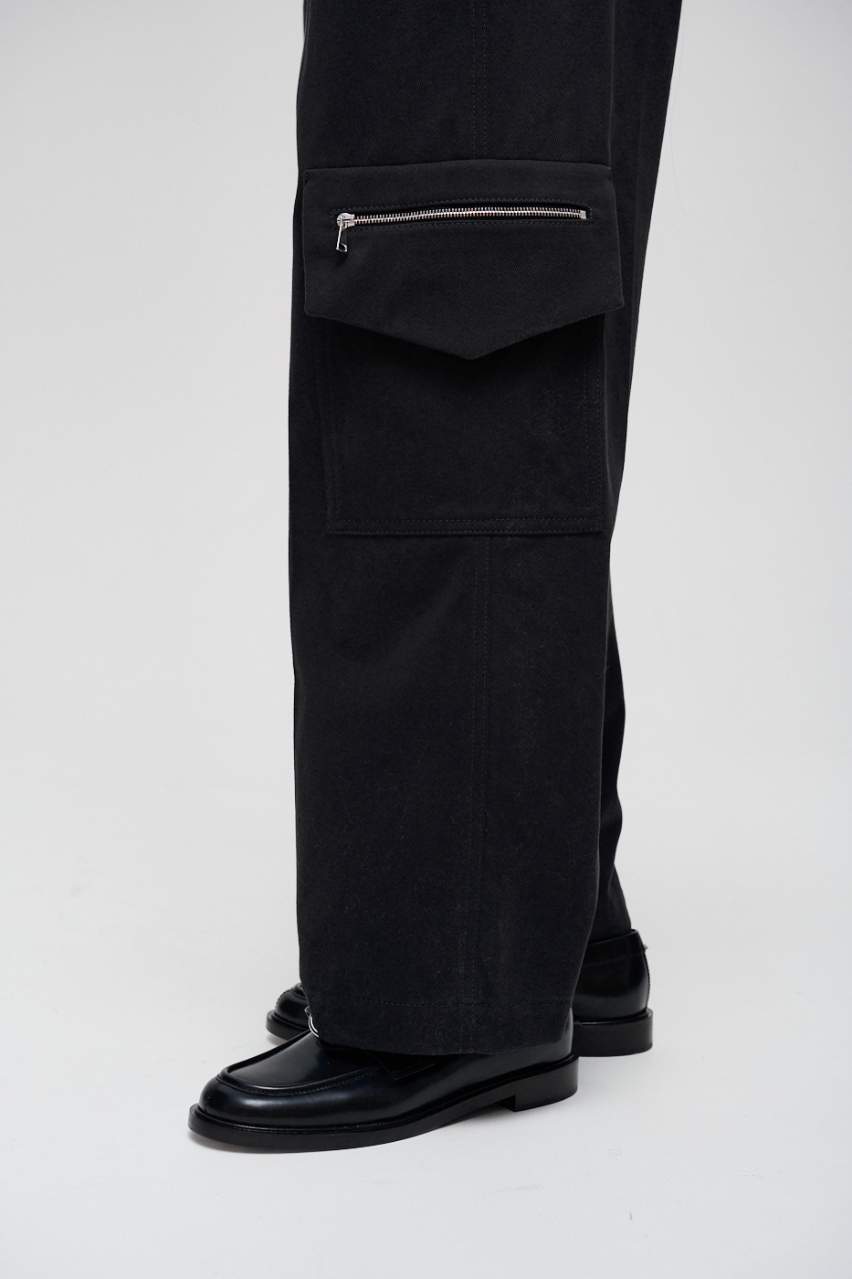 TELA Брюки-карго прямого кроя из плотного габардина оттенка антрацит