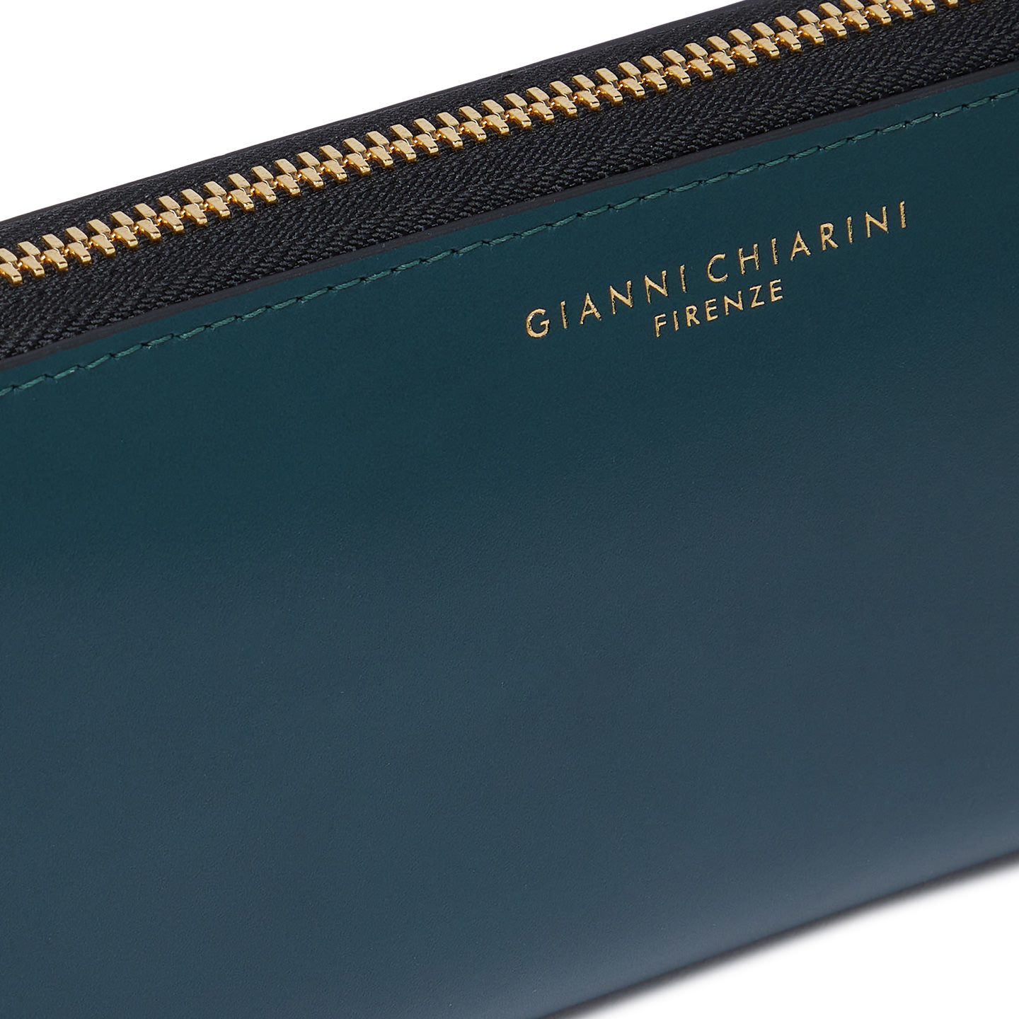 GIANNI CHIARINI Кошелек прямоугольной формы из гладкой матовой кожи изумрудно-зеленого оттенка.