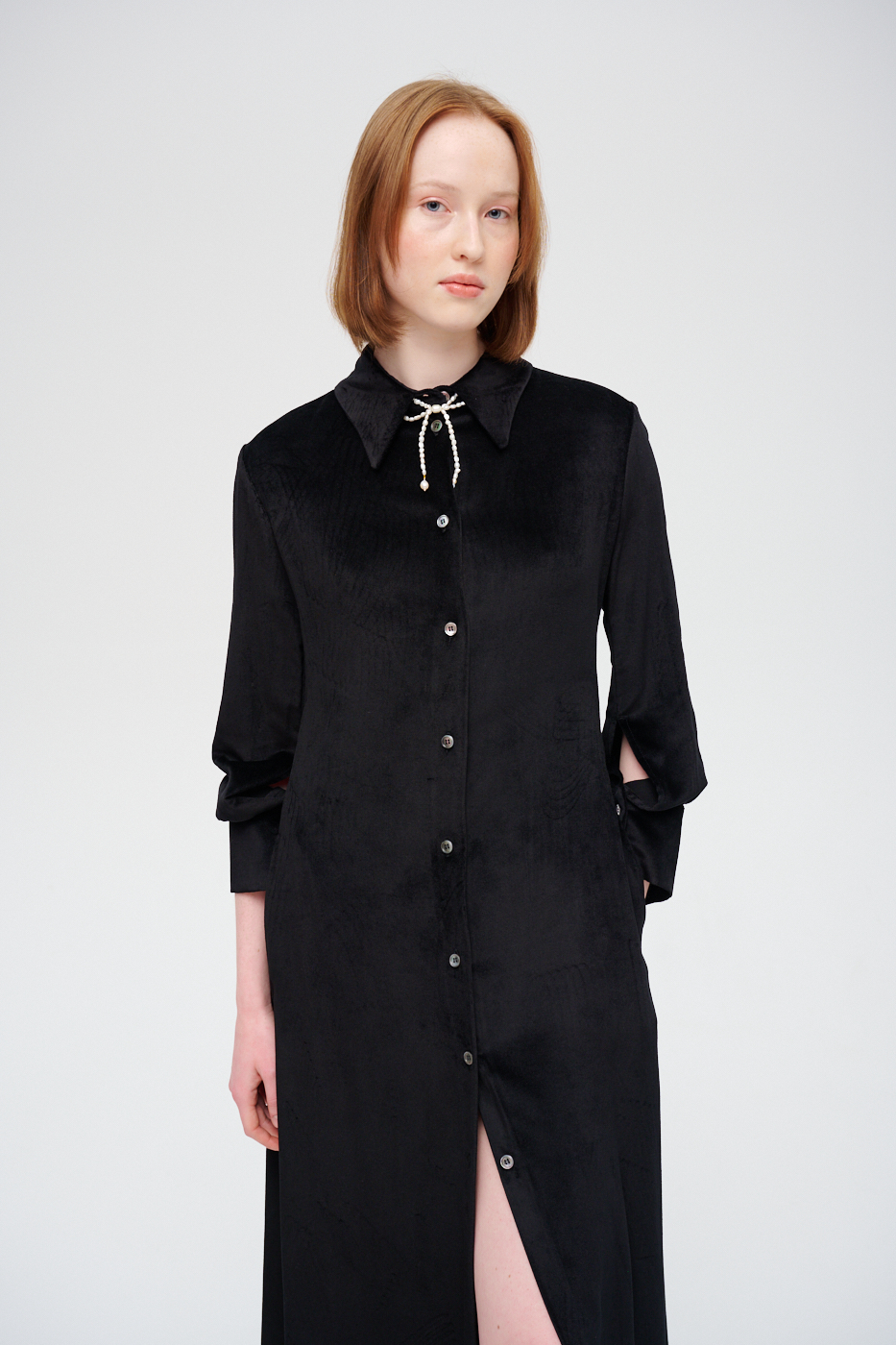TELA Платье-рубашка из шелковистого велюра в глубоком черном