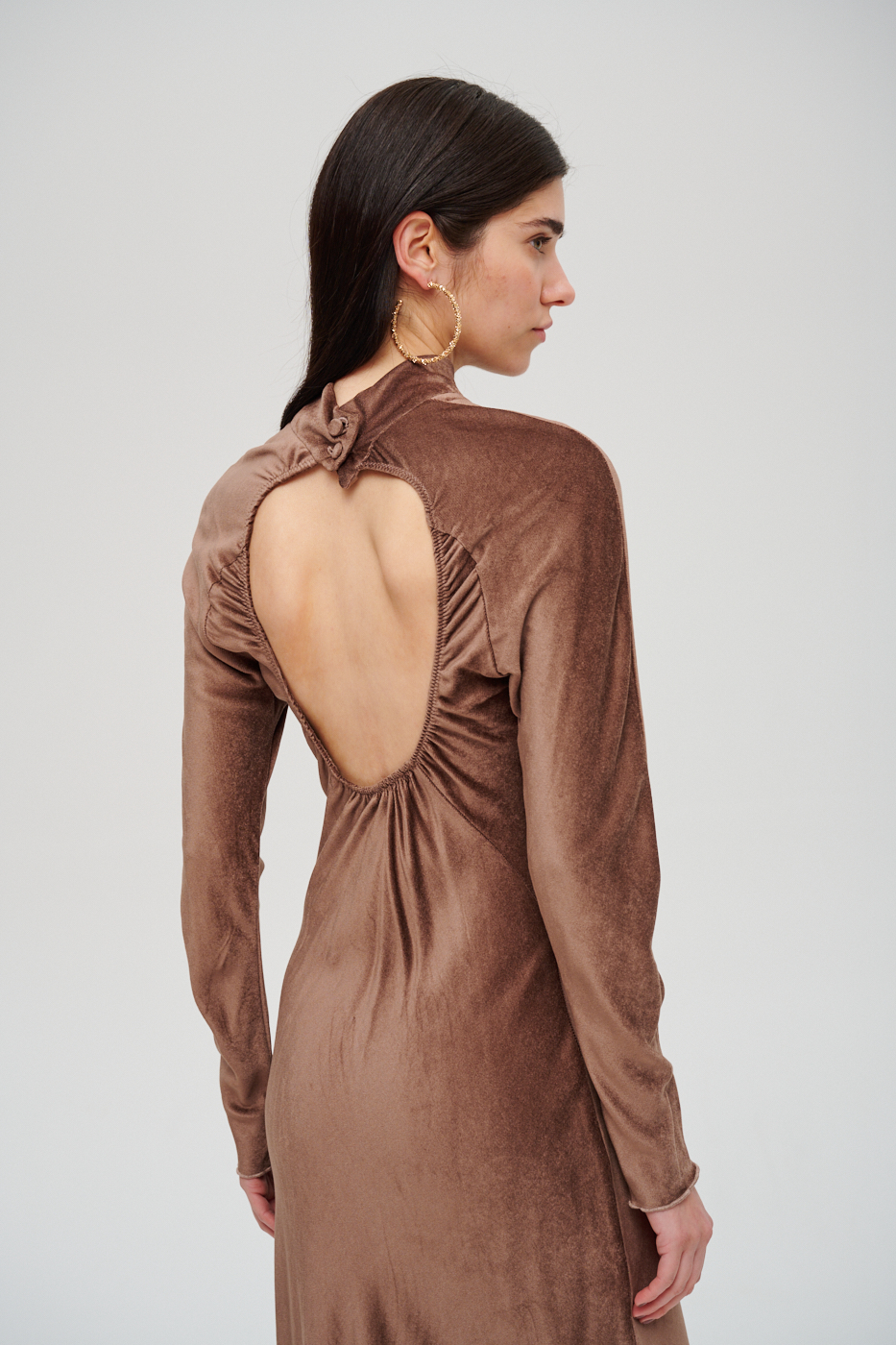 TELA Платье длины макси из шелковистого велюра оттенка какао с фигурным вырезом по спине