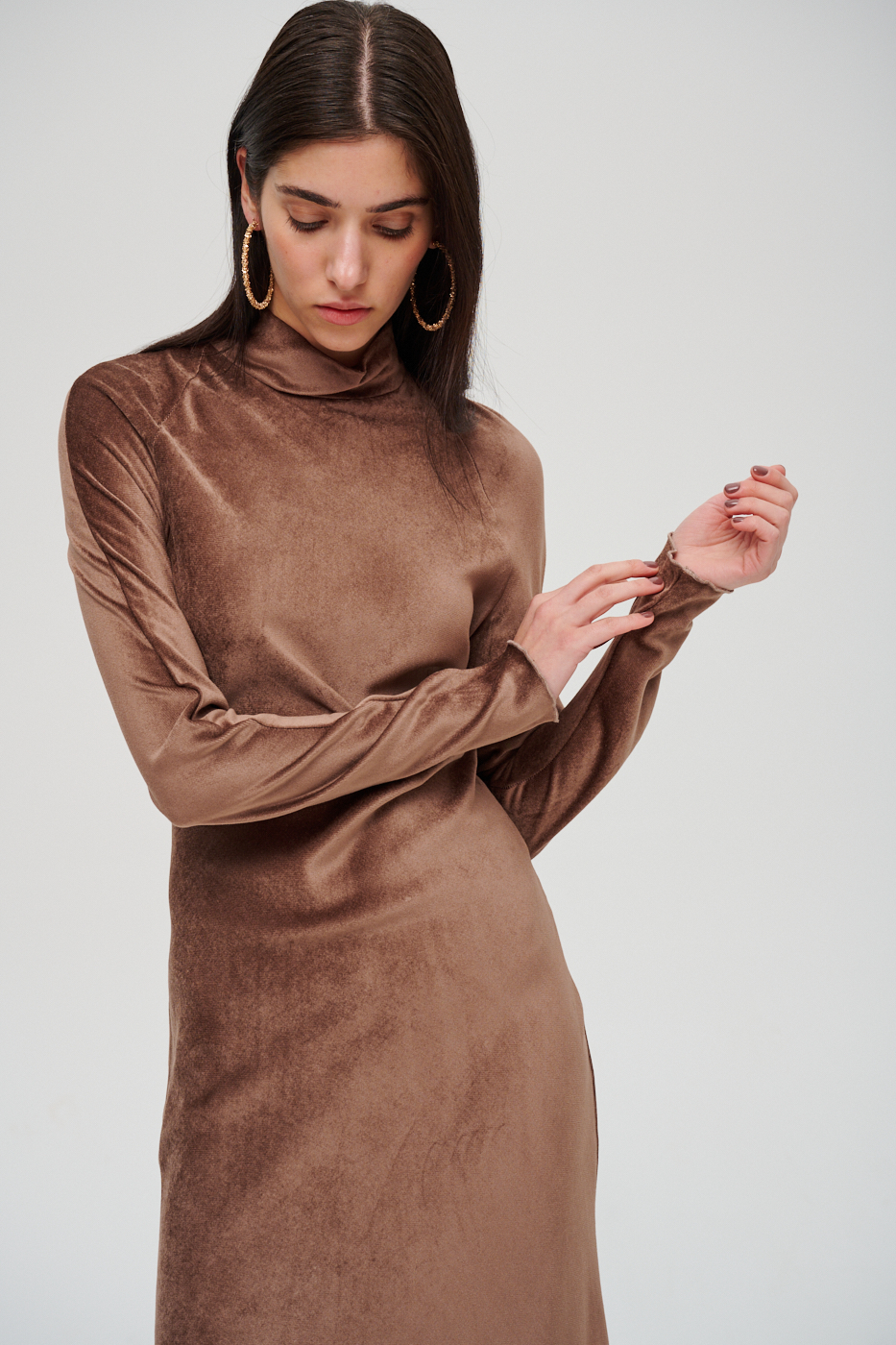 TELA Платье длины макси из шелковистого велюра оттенка какао с фигурным вырезом по спине