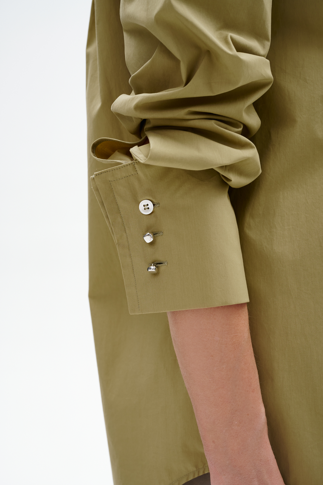 TELA Рубашка из плотного поплина оттенка оливы