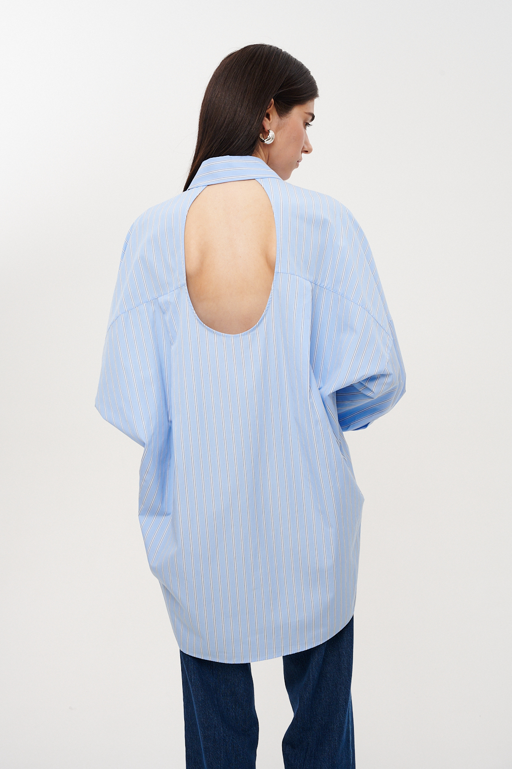 TELA Рубашка-платье кроя оверсайз с фигурным вырезом по спине из хлопка с рисунком в полоску нежно-голубого цвета