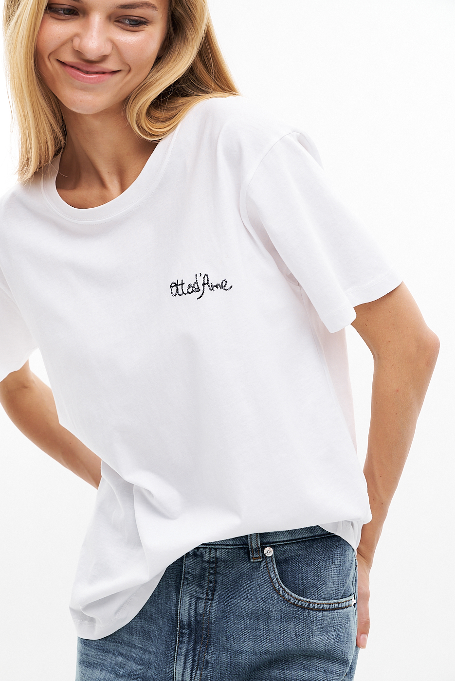 OTTOD'AME Футболка с круглым вырезом с фирменной вышивкой в белом цвете