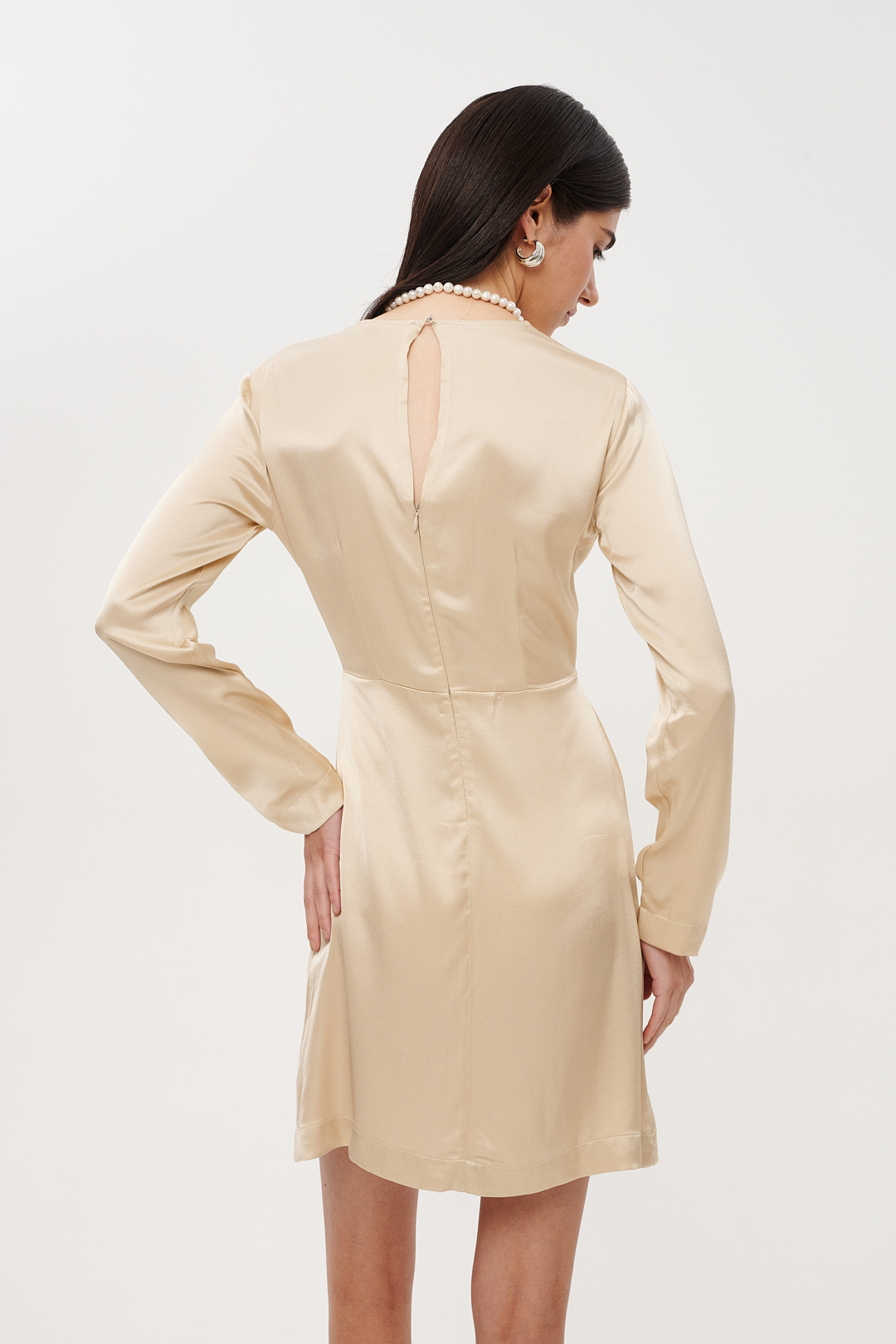 OTTOD'AME Платье с драпировками по линии талии из сатина оттенка экрю