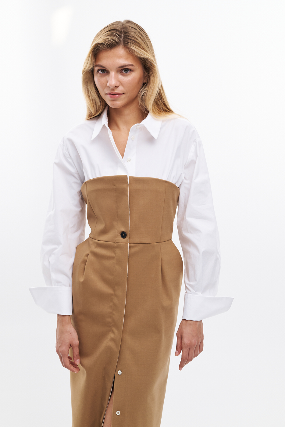 TELA Платье из костюмной шерсти оттенка кэмел с рубашечным верхом