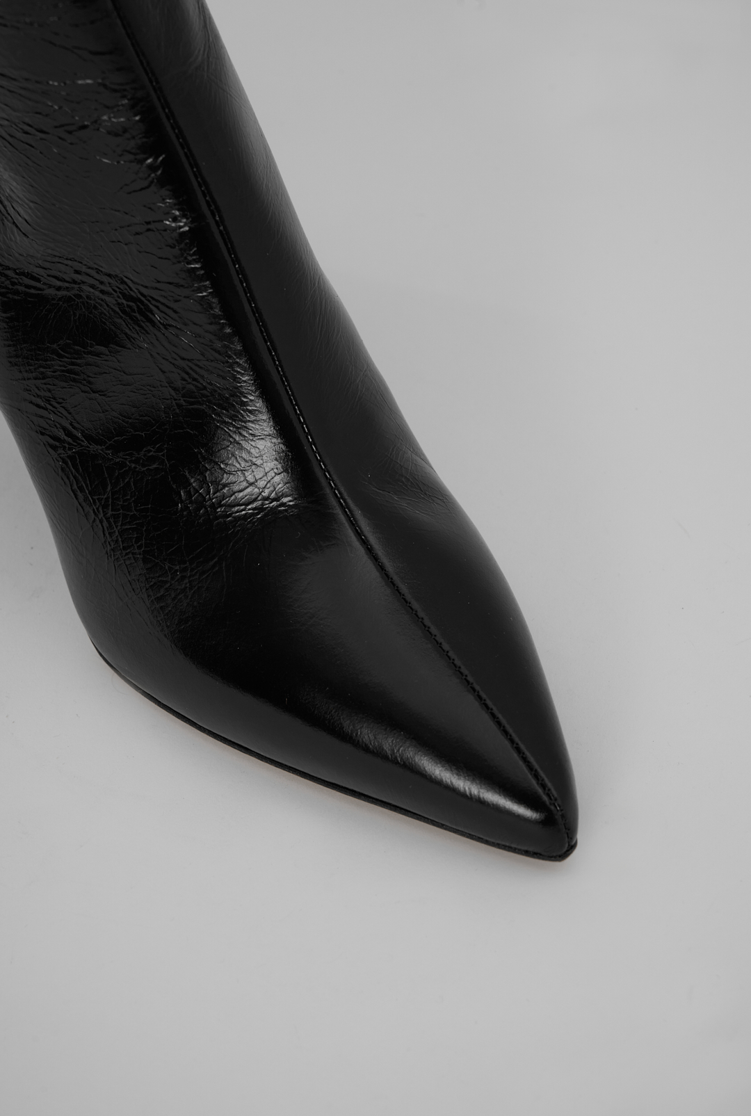 TELA Ботильоны с острым мысом на танкетке из лаковой кожи