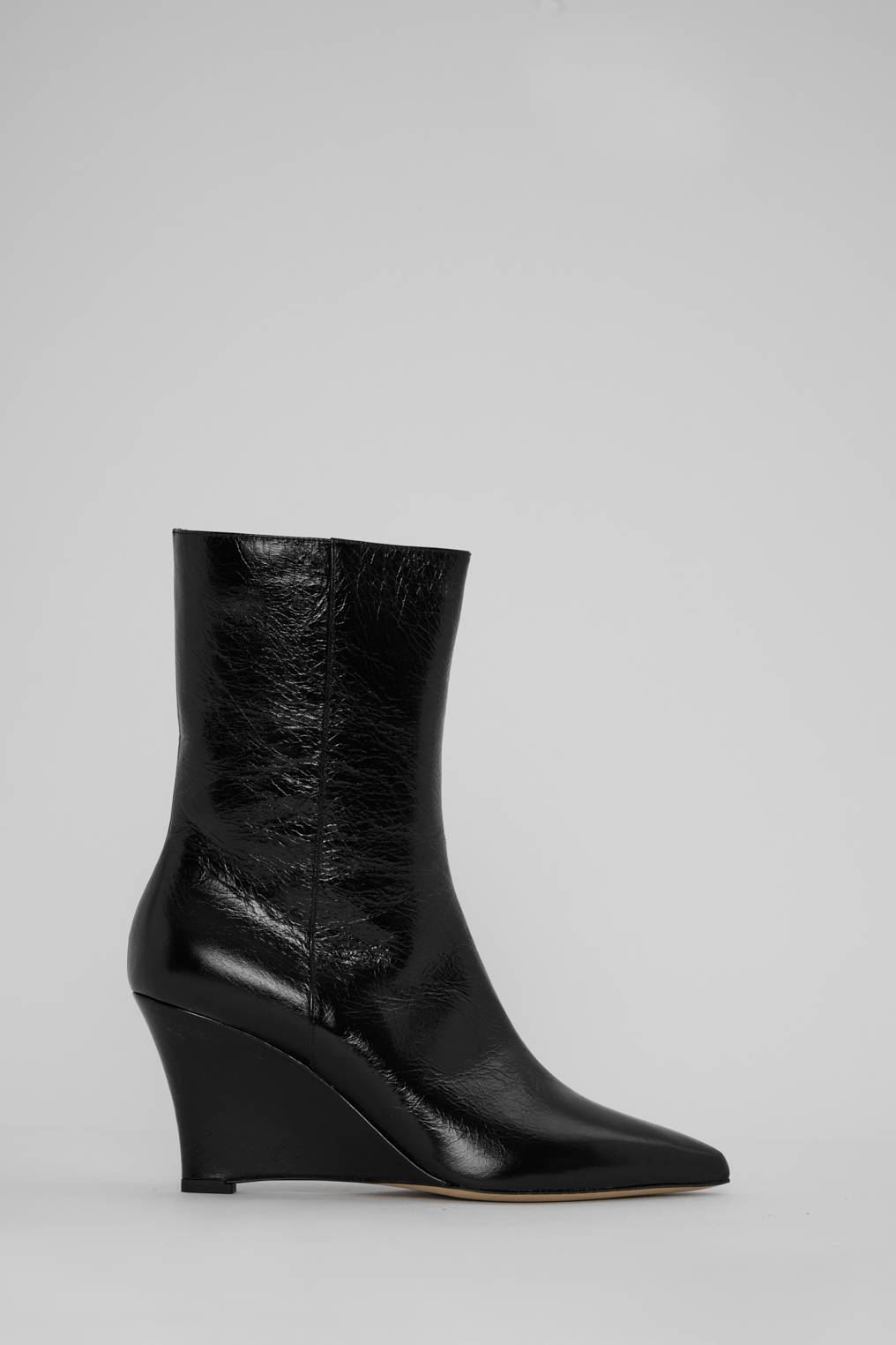 TELA Ботильоны с острым мысом на танкетке из лаковой кожи