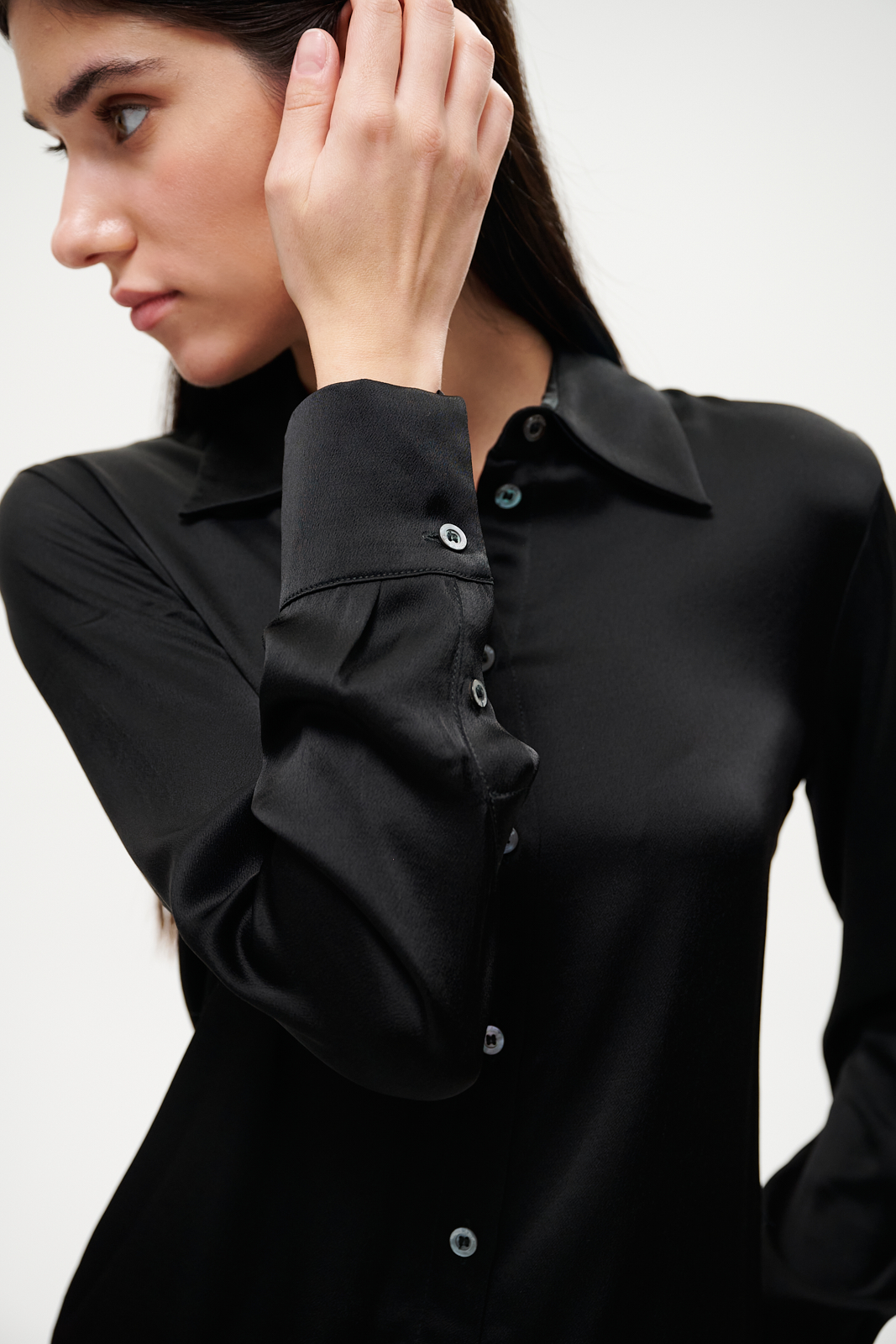 OTTOD'AME Блуза из атласной вискозы в глубоком черном цвете