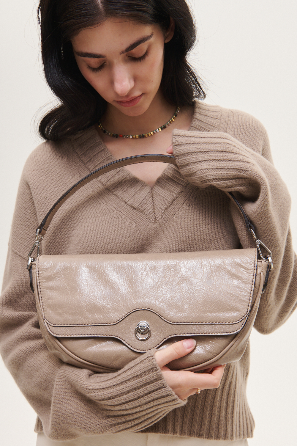 GIANNI CHIARINI Сумка WAXY седловидной формы из фактурной глянцевой кожи оттенка lamb