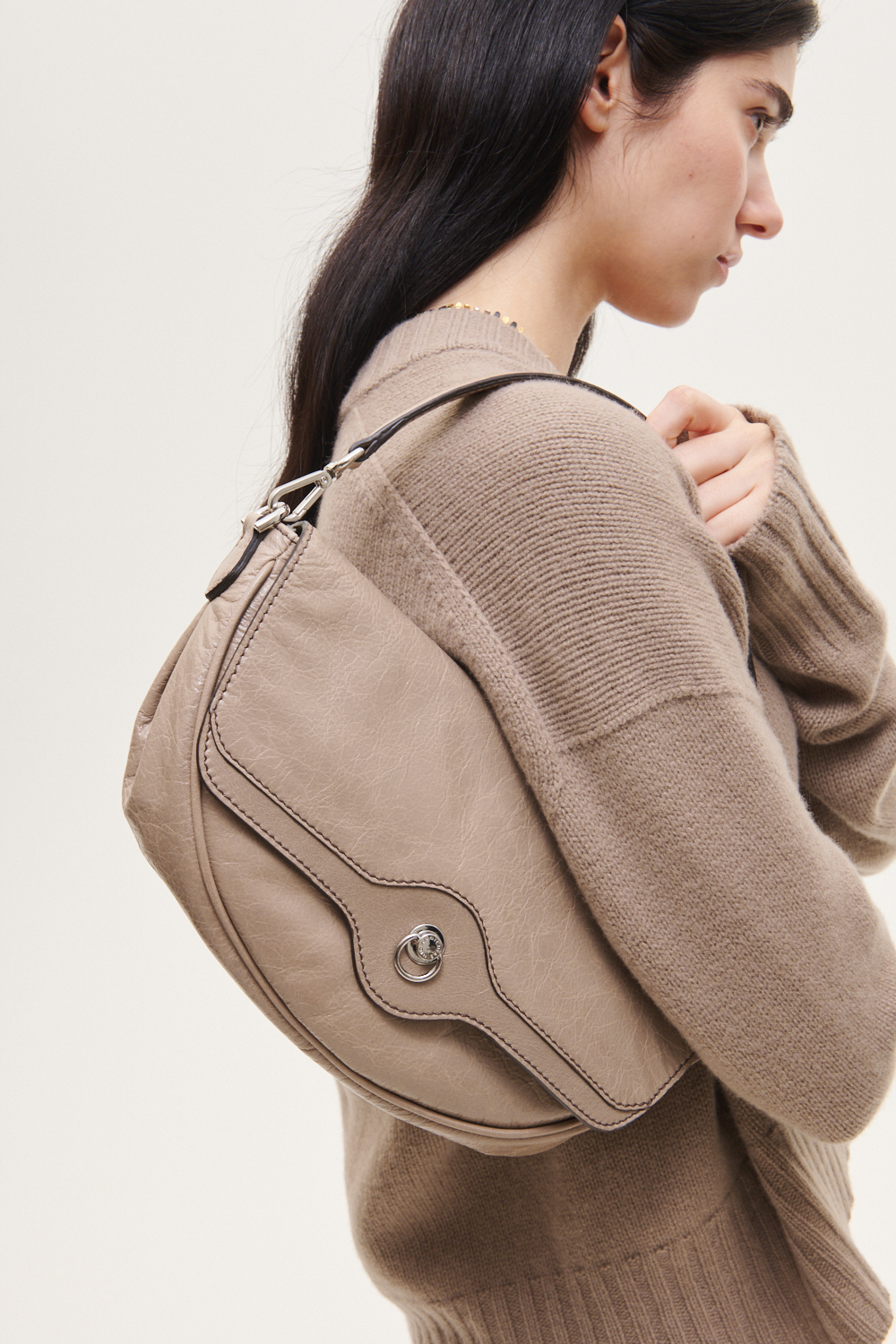 GIANNI CHIARINI Сумка WAXY седловидной формы из фактурной глянцевой кожи оттенка lamb