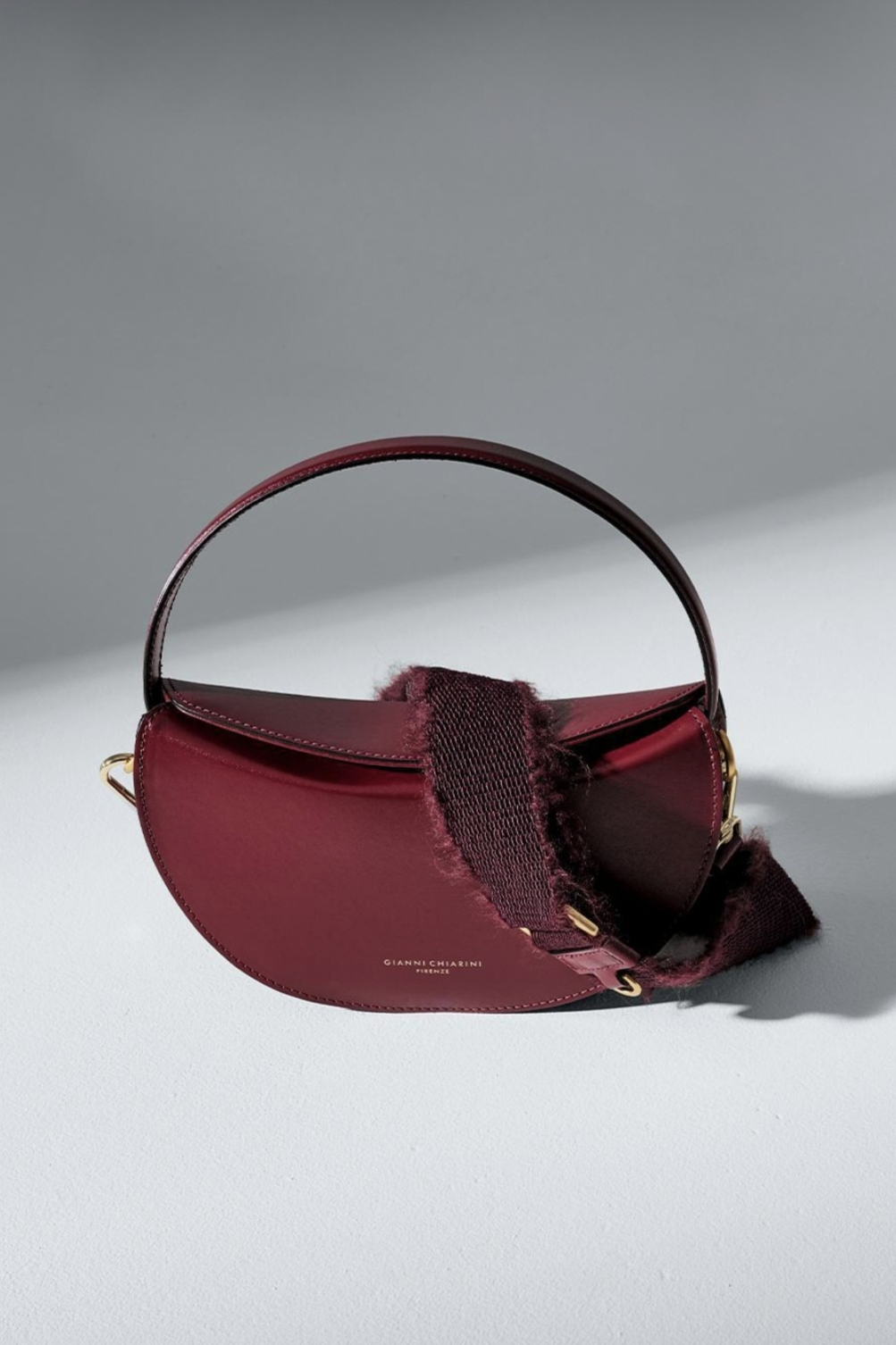 GIANNI CHIARINI Сумка CLELIA округлой формы из премиальной кожи оттенка lipstick