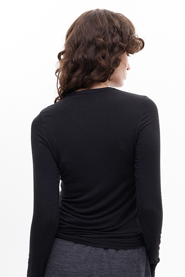 TELA Лонгслив Melania из нежного бленда шерсти с кашемиром в черном цвете