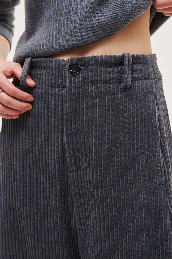 TELA Брюки Vanda из крупного кордового вельвета оттенка графит