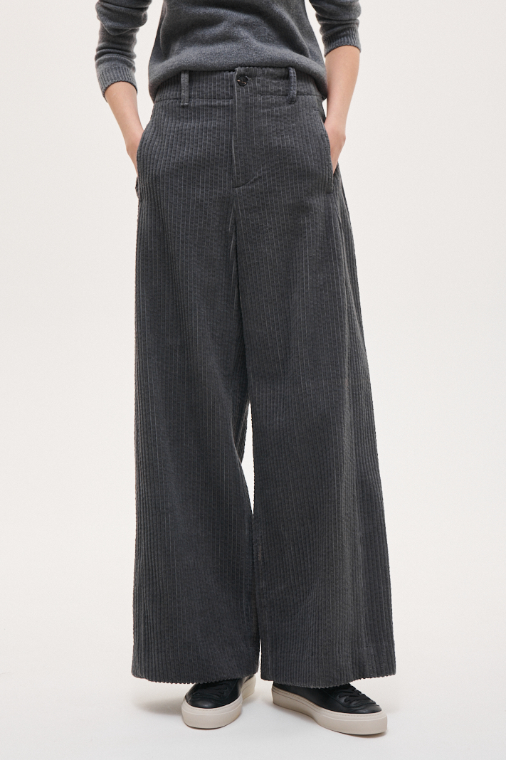 TELA Брюки Vanda из крупного кордового вельвета оттенка графит