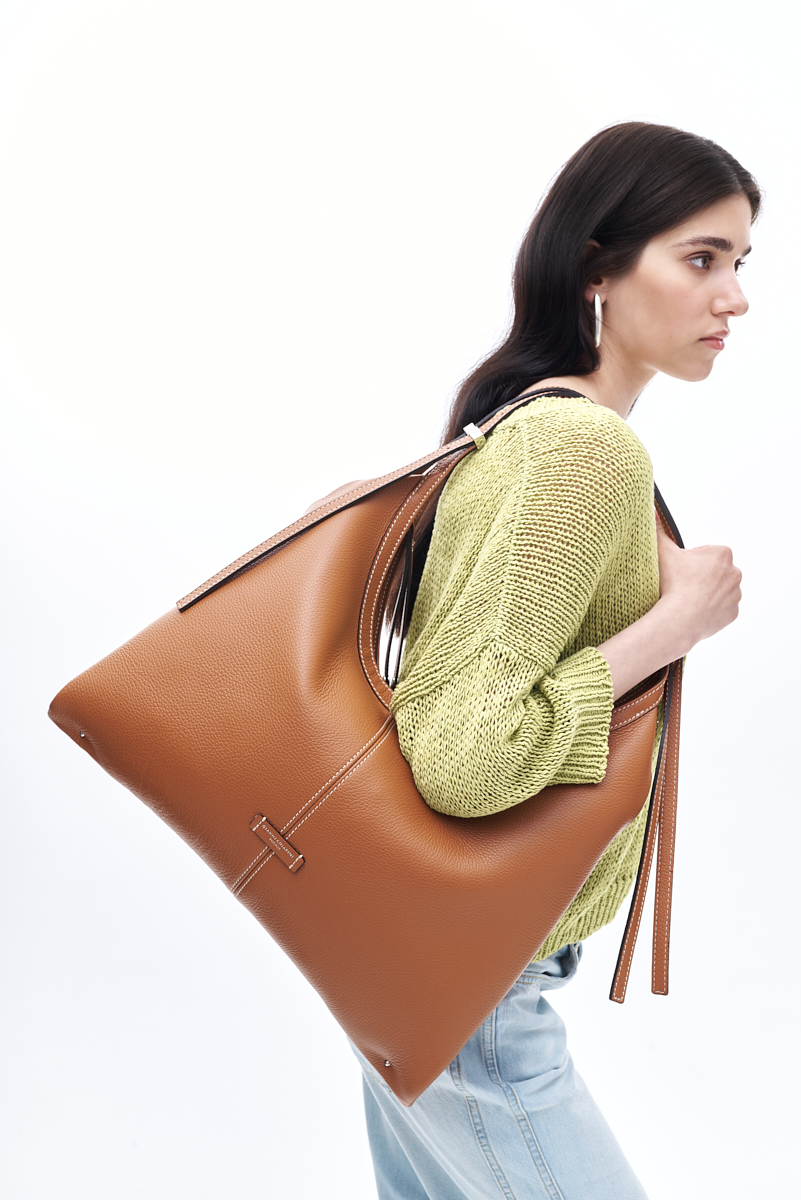 GIANNI CHIARINI Сумка-хобо NORMA из премиальной зернистой кожи оттенка карамели