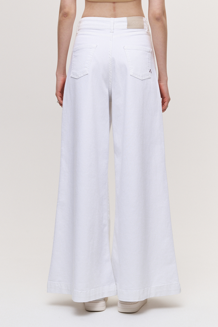 MEME ROAD Джинсы расклешенные из мягкого бархатистого денима в белом цвете