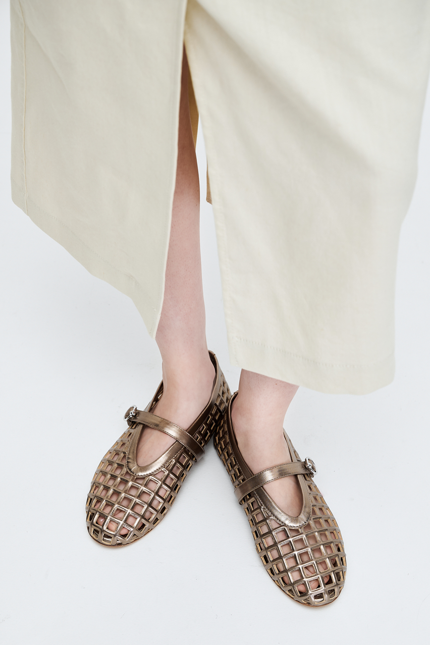 3JUIN Балетки Мэри Джейн из перфорированной металлизированной кожи в цвете бронзы