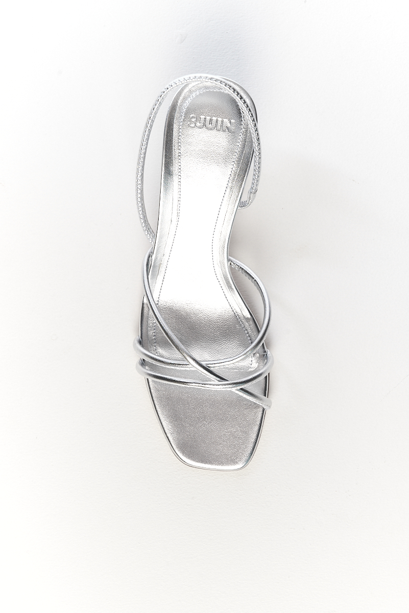 3JUIN Босоножки на каблуке kitten из металлизированной кожи оттенка серебра