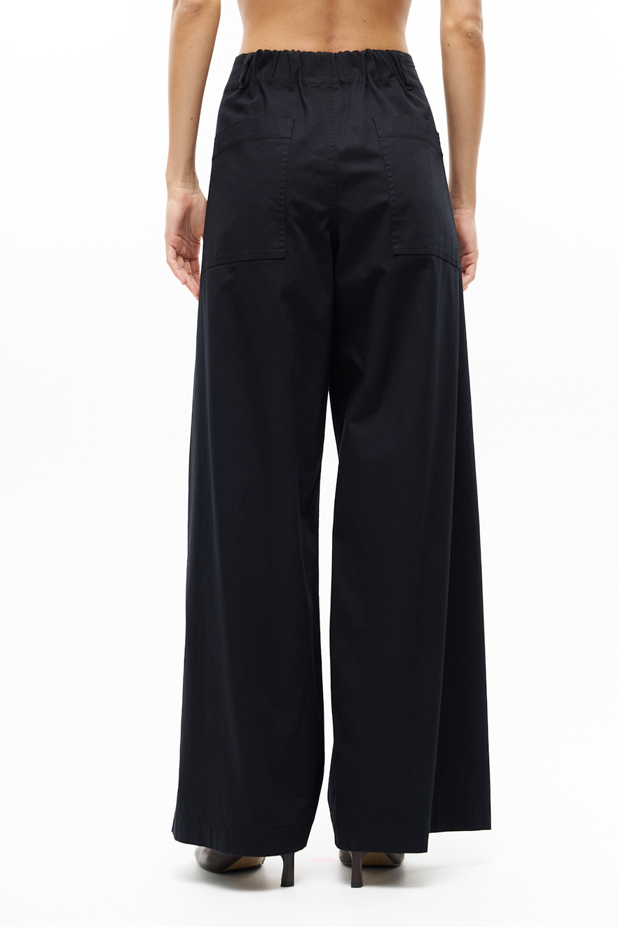 TELA Брюки VANDA из фактурного хлопка черного цвета