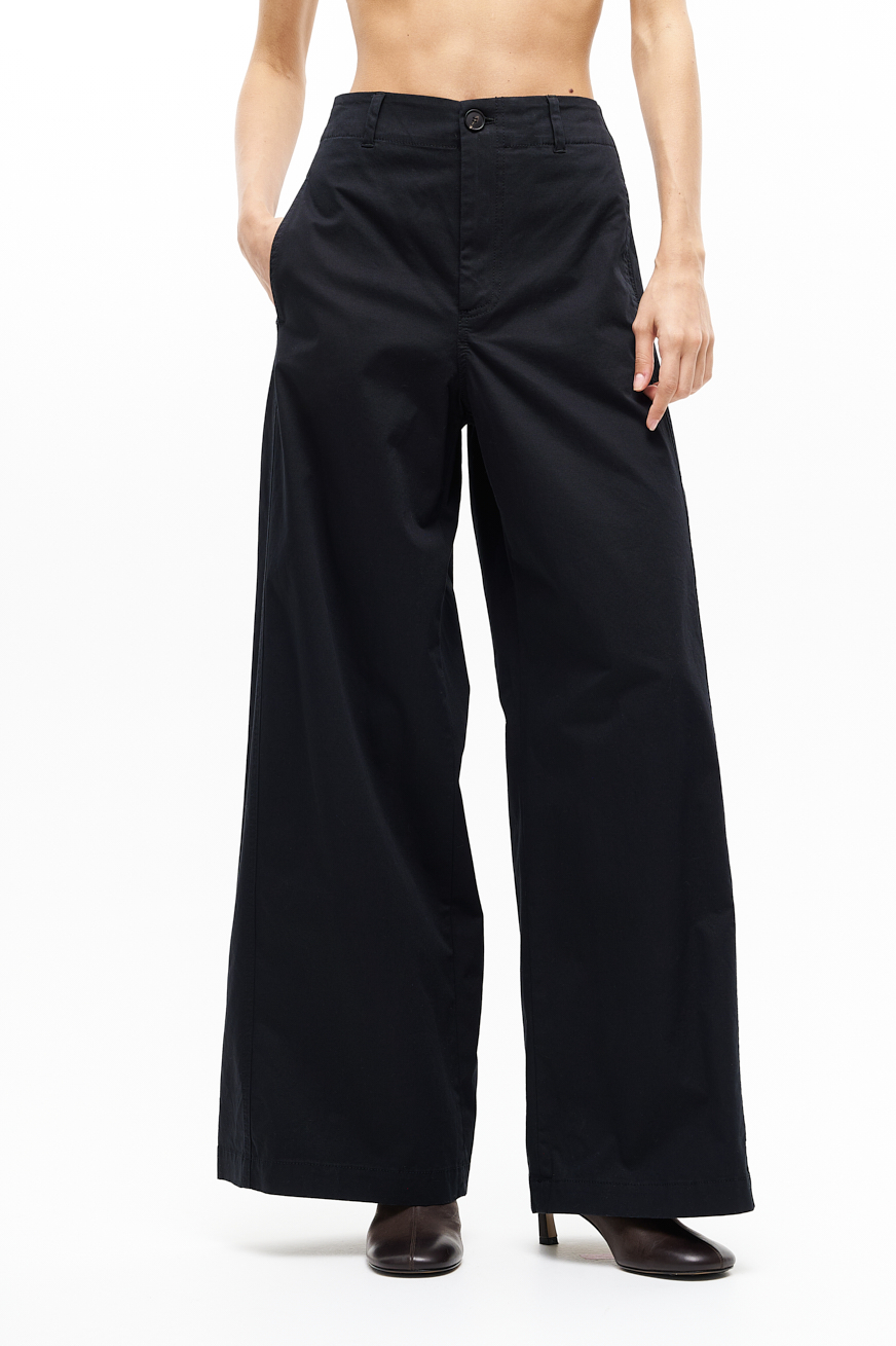 TELA Брюки VANDA из фактурного хлопка черного цвета