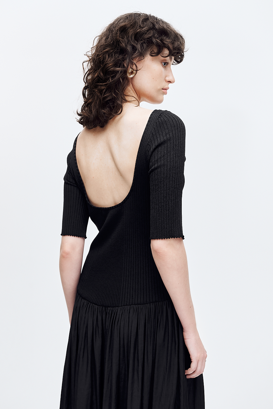 TELA Платье с балетным вырезом и юбкой из летящего шелка