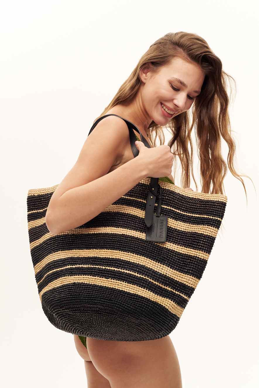 MANEBI Busket bag из органической  рафии черно-бежевых тонов на кожаных ручках