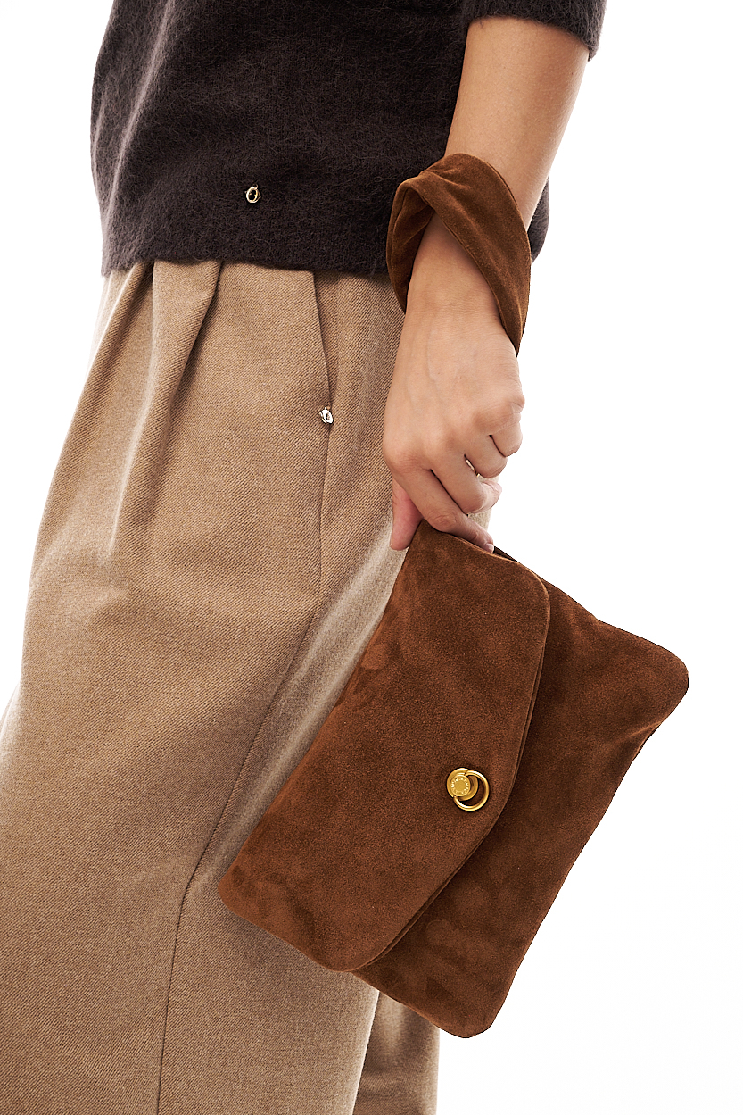 GIANNI CHIARINI Сумка-конверт MIREA mini из шелковистой замши оттенка коньяка