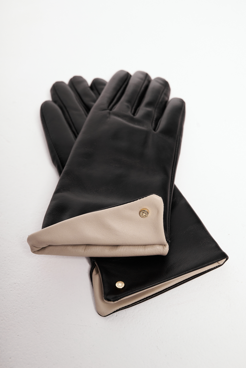 GIANNI CHIARINI Перчатки из премиальной кожи наппа черного цвета с контрастной отделкой из молочной кожи