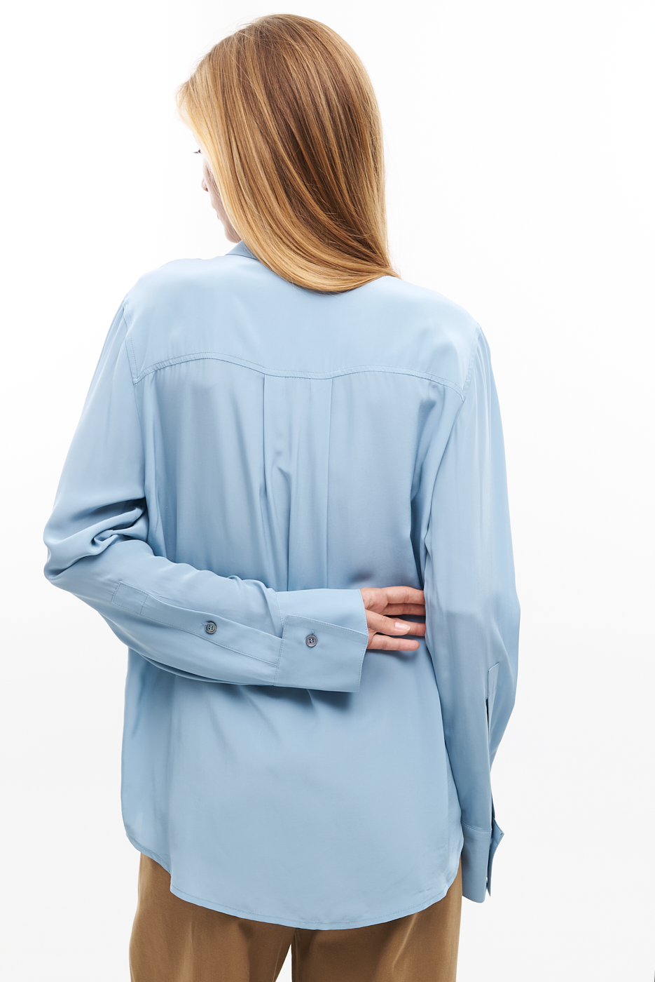 TELA Рубашка из струящейся вискозы флюид небесно-голубого оттенка
