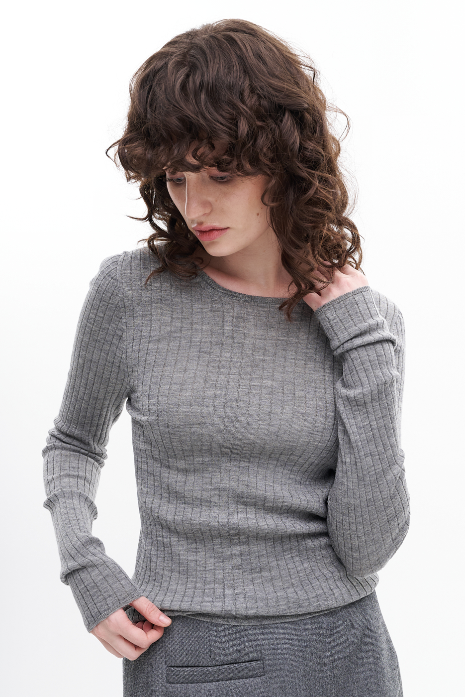 TELA Пуловер с открытой спинкой из супертонкой шерсти в оттенке серого меланжа