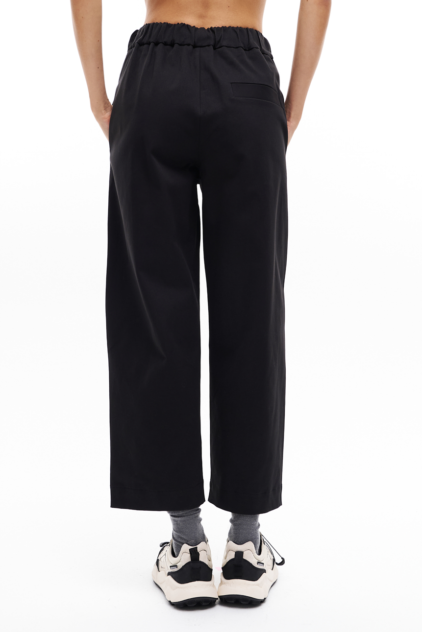 TELA Брюки с защипами на эластичном поясе из габардина черного цвета