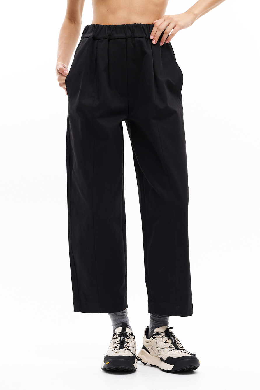 TELA Брюки с защипами на эластичном поясе из габардина черного цвета