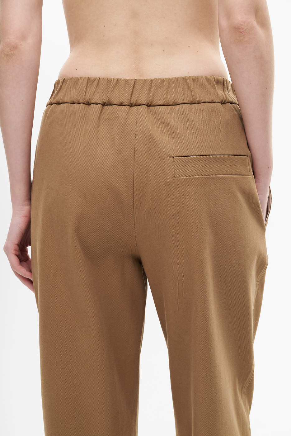 TELA Брюки с защипами на эластичном поясе из габардина оттенка кэмел