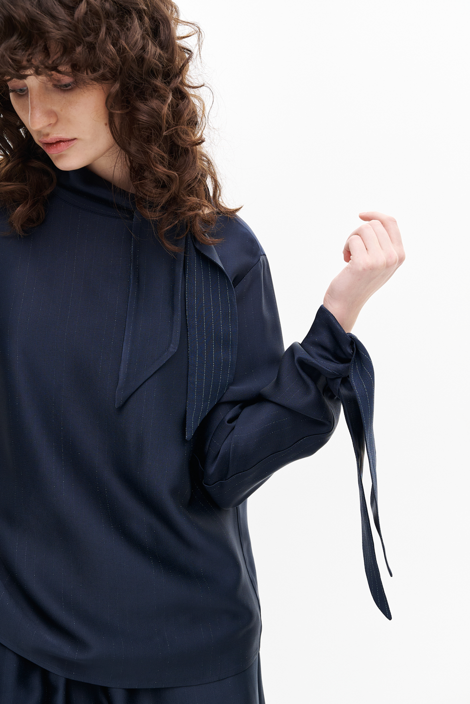 TELA Блуза из атласного шелка с широким бантом по горловине и манжетам