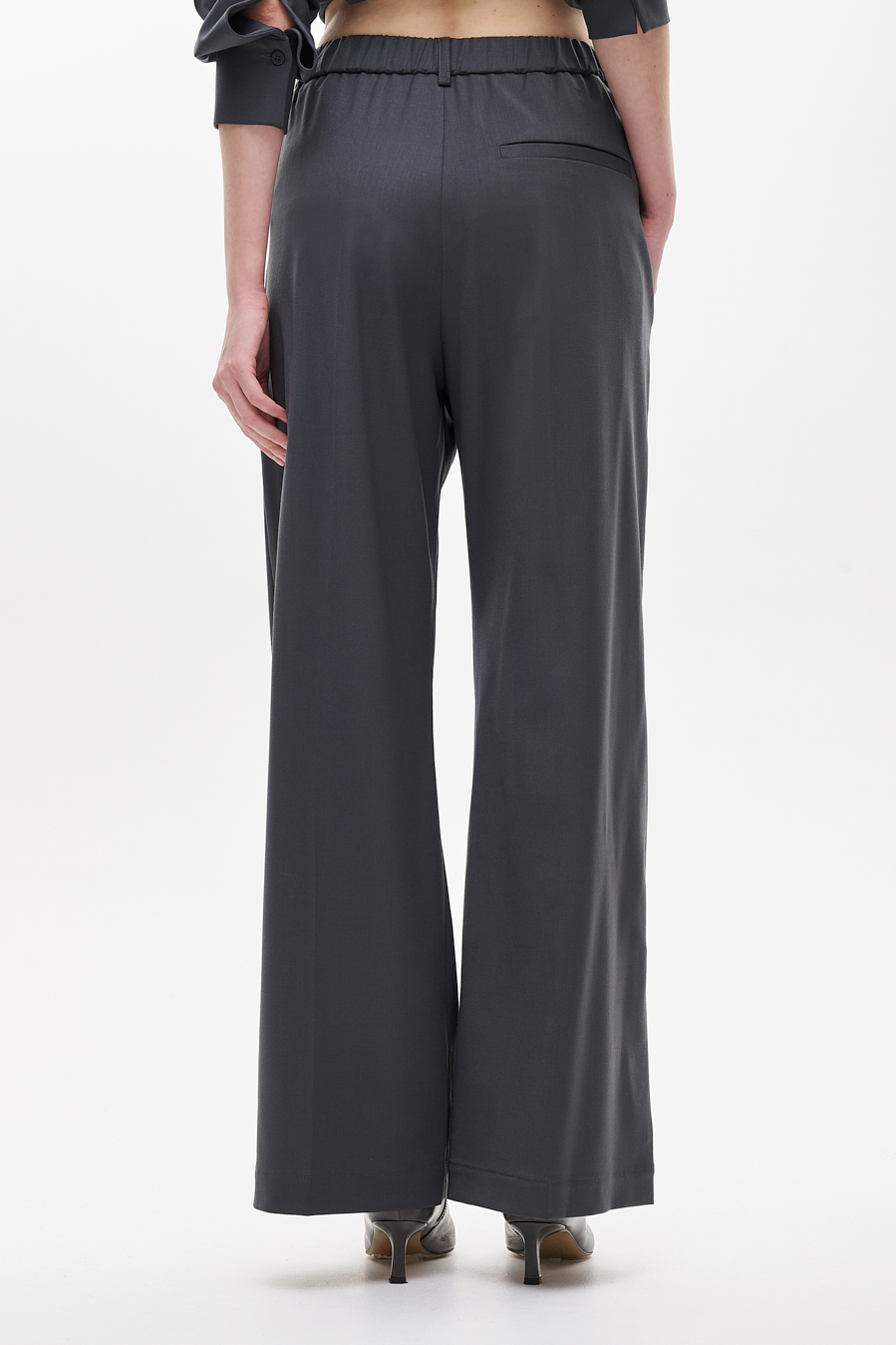 TELA Брюки NISIDE из технологичной костюмной шерсти оттенка карбон