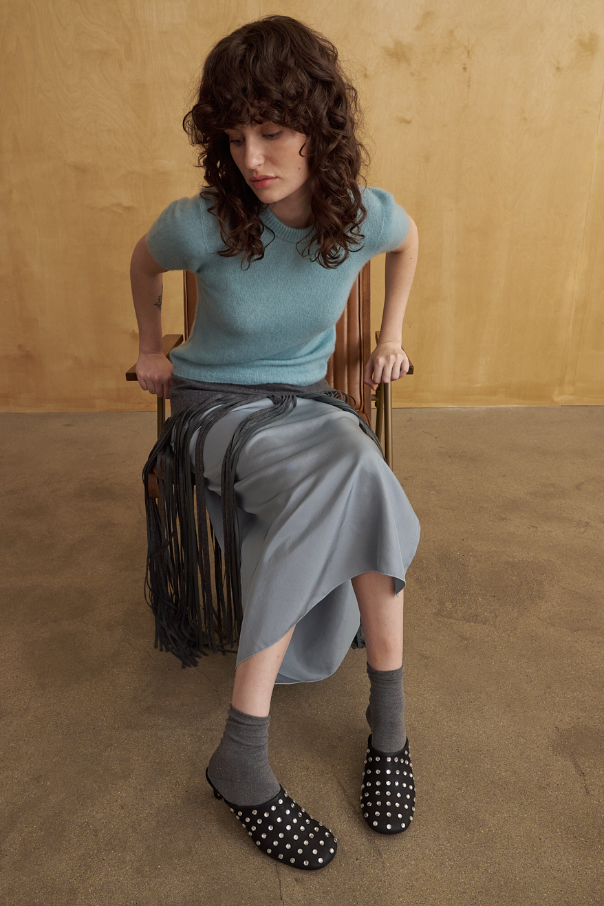 TELA Мюли с мысом округлой формы на каблуке kitten из кожи черного цвета со стразами