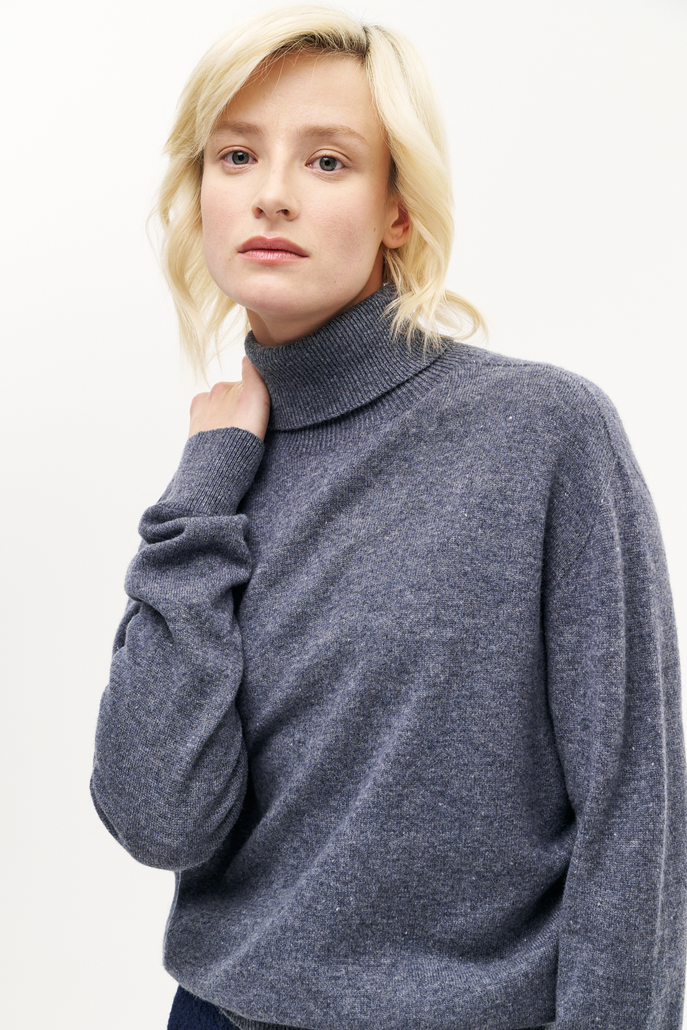MEME ROAD Свитер с высокой горловиной из нежной шерсти в сером меланже