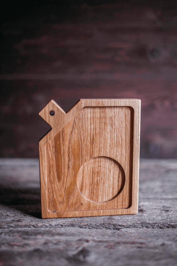 Доска для подачи в форме канистры светлая